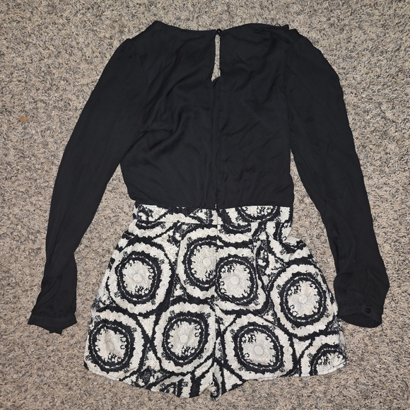 Black Keyhole Long Sleeve Romper With Embroidered White Shorts S - Picture 3 of 5